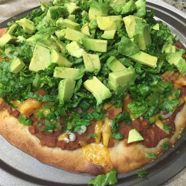 Острая мексиканская пицца на тарелке