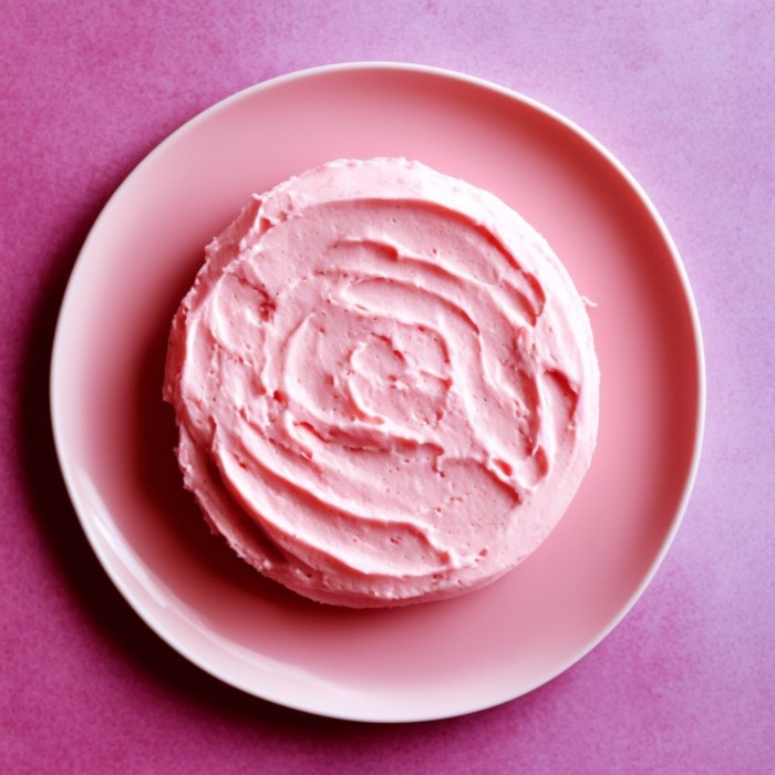 На фото масляный крем розового цвета на тарелке